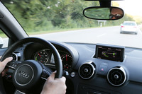 ダッシュボード上のモニターに、エンジンとモーター作動状況が表示される。