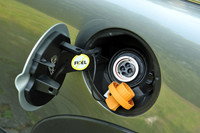 充電時間は、110V/12A電源を使った場合で23.6時間。高速充電の240V/32A電源では4.4時間、240V/38A電源では2.9時間となっている。電源の仕様は国ごとに異なるが、そのあたりの汎用性も実証実験で検証されるだろう。