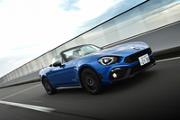 「アバルト124スパイダー」にはドライブモードセレクターが備わっており、走行モードを変更すると、スロットルレスポンスやパワーステアリングのアシスト量、姿勢制御システムが介入するしきい値、AT車では変速制御などが切り替わる。