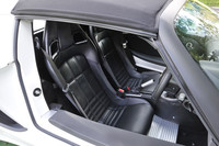 「ツーリングパック」のレザーシート。色は写真のエボニーブラックのほか、ベノムレッド、アイボリーホワイト、ココアブラウン、コニャックブラウン、インペリアルブルーが選べる。