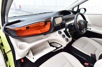 助手席前方に設けられた、収納スペース。アッパーボックスの内側はオレンジ色で、その一部が、ふたを閉めた状態でも、常に差し色として露出するよう工夫されている。