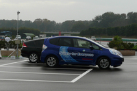 「自動バレーパーキング」のシステムを搭載した「フィットEV」。車載のセンサーは意外と少なく、自車の状態を認識するヨーレートセンサーと車輪速センサー、リアカメラのみ。後の情報は、駐車場備え付けの監視カメラから受け取る形となる。