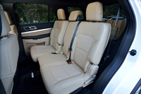 2列目シートは、6：4の2分割でスライドおよびリクライニング調整、シングルフォールディング格納が可能。