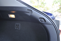 荷室の右側面には、荷室側から電動操作で後席の折りたたみと復帰を行うための、スイッチが備わる。