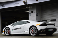 車体後部のリップスポイラーとディフューザーだけで十分なダウンフォースが得られるため、可変式リアスポイラーの類いは持たない。