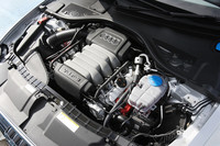 2.8リッターV6 DOHCエンジンは204psと28.6kgmを発生する。10・15モード燃費は11.0km/リッター。