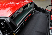 キャビン後方のルーフ収納スペースは、クローズ時には容量52リッターのラゲッジルームとして利用できる。リアウィンドウ（写真中央）は、電動開閉式。
    