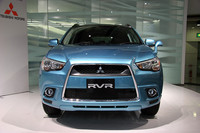 上級グレード「G」は、スーパーワイドHIDヘッドライトやフロントフォグランプ、メッキのフロントグリルフレームなどが標準装備される。