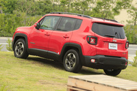 ジープの新しいエントリーモデルとなるコンパクトSUVの「レネゲード」。写真はFFモデルの「オープニング エディション」。