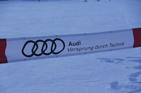 横断幕に描かれたアウディのメーカーロゴ。4つの輪からなる「フォーシルバーリングス」とともに、ブランドスローガンの「Vorsprung durch Technik（技術による先進）」の文字が添えられている。
