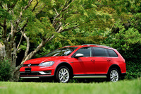 外観では、「ゴルフヴァリアント」より25mm高い165mmの最低地上高と、ボディー下部にあしらわれた黒いモールディングが特徴。