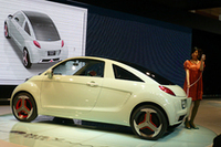 こちらはコンセプトカー「i MiEV SPORT」。家庭用コンセントにつなぐプラグが付いている。