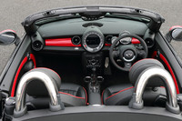 「MINIジョンクーパーワークス ロードスター」の室内。インストゥルメントパネルの赤い装飾はオプション（1万2000円）。