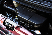 0.66リッター直3自然吸気エンジン搭載モデルの燃費は、クラストップの29.2km/リッターを達成した（JC08モード。FF車の場合。Eグレードを除く）。