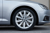 「2.0 TFSIウルトラ」の標準タイヤサイズは205/60R16だが、テスト車には18インチのアルミホイールと、245/40R18サイズのタイヤ「ハンコック・ベンタスS1 evo2」が装着されていた。