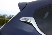 リアクォーターピラーの「GTi」エンブレムは、「205GTi」からのオマージュという。