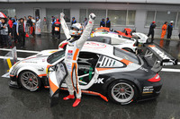 GT300クラス第1レースの勝利をよろこぶ、No.33 HANKOOK PORSCHEの藤井誠暢。