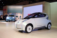 EVのコンセプトカー「ランドグライダー」と、市販が待たれる「リーフ」（写真奥）。