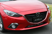 「XD」では、フロントグリルのシグネチャーウイング（下半分を取り囲むクロムパーツ）の上部が赤く塗装され、他のモデルと区別される。