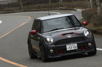 ボディーカラーは専用色の「サンダーグレー・メタリック」のみ。ロワグリルの赤い穴は、ブレーキ冷却用のエアインテークだ。
    