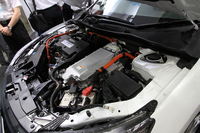 間もなく登場するであろう次期「アコード」には新しいシステムを搭載したハイブリッド仕様が加わるとうわさされているが、ホンダのブースにはそれのプラグインハイブリッド仕様が展示されていた。EVでの最高速度は100km/h、EV航続距離は30km、最大航続走行距離は1000km以上という。
    