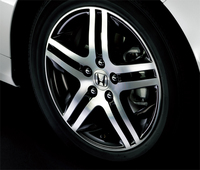 「アブソルート アドバンス」の17インチアルミホイール。