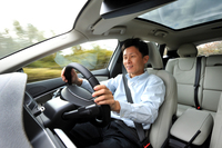 モータージャーナリストの桂 伸一氏。この日は装備充実の「V40 T4 SE」で、その走りを確かめた。