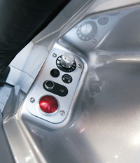 赤いスタータースイッチの上にはリアフォグランプのスイッチとバリアブルトラクションコントロールのスイッチが並ぶ。エンジンを始動した時は必ずトラコンはONで、その効き具合をダイアルで調整できる他、小さなスイッチを長押しすれば完全なカットオフも可能。（写真＝北畠主税＜ARGOS＞）