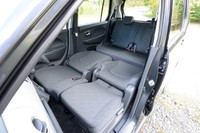 フロントシートを後ろへ倒した状態の室内。