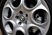 いかにもアルファ・ロメオらしい7ホールデザインのアルミホイールが装着される。タイヤサイズは225/45R17。