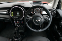 メーターやインパネ中央のモニター画面、エアコンの吹き出し口など、各部に丸いデザインをあしらった特徴的なインテリア。5種類の加飾パネルが用意されるなど、オーナーの好みに応じたアレンジが可能となっている。
    