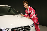 ボンネットに「頂点」と“書き初め”する上田さん。