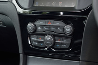 センターコンソールには、車線逸脱警報システムなど、運転支援システムのスイッチ類が並ぶ。