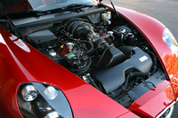 90度V8 4.7リッターユニットは完全はフロントミドシップ。この低い搭載位置はもちろんドライサンプだからこそ可能となった。圧縮比は11.3だという。