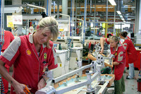 ダッシュボードの革張り担当チームでは、女性スタッフたちが活躍している。