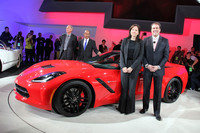 いやはや、なんとか間に合ったシボレーのブリーフィング。7代目「シボレー・コルベット」とともに、写真右からGM北米担当のロス社長、シボレー担当のバッラ副社長、グローバルデザイン担当のウェルバーン副社長、ジェッター上級チーフエンジニア。