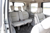 
	定員3人の3列目シートは、6：4の分割式。それぞれ、簡単な操作で床下に収納することができる。（写真をクリックすると、シートアレンジやハッチゲート開閉の様子が見られます）
	