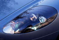 ヘッドランプは、キセノン封入式（ハイビーム）とハロゲン式プロジェクターの組み合わせ。