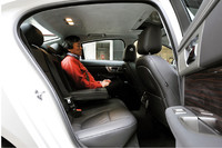 後席の様子。写真に見られるサンルーフは、標準で備わる。