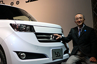 トヨタ自動車の渡辺捷昭社長と新しくなった「bB」