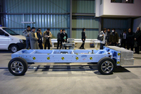 側面衝突に使われる、950kgの台車。アルミハニカム材の弾頭付き。横向きの試験車に55km/hの速度でぶつかる。