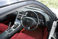 【テスト車のオプション内容】運転席＆助手席用SRSエアバッグシステム＝10万5000円／BOSEサウンドシステム＝31万5000円／フルオート・エアコンディショナー＝31万5000円／プロジェクタータイプディスチャージヘッドライト(HID)＝5万2500円