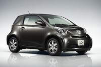 全長3mの4人乗りコンパクトモデル「トヨタiQ」は2008年10月デビュー。