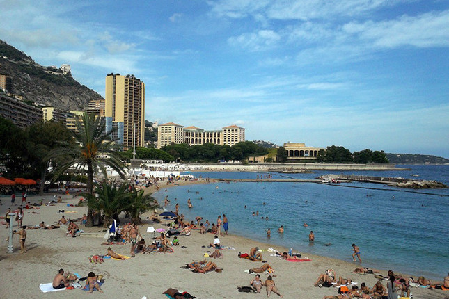 モナコ・ラルヴォットのビーチ。2011年9月撮影。