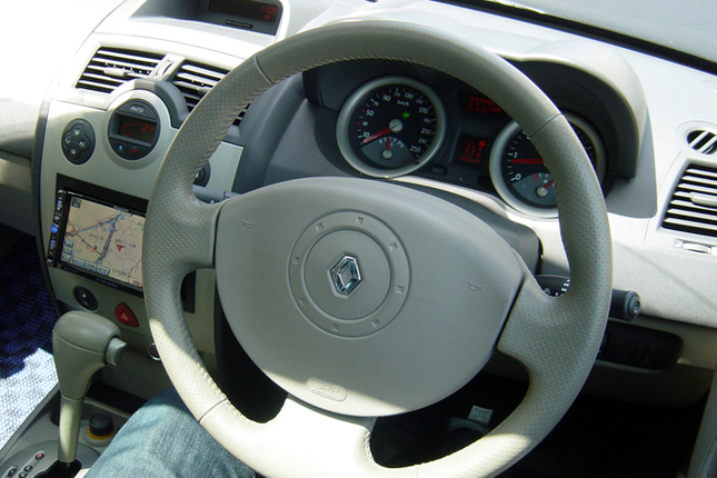 キレイに見えますが、実はけっこう汚れがついています。だって日々取材の足となり5万3000kmも走ってますからね。
それにしても、機械オンチの僕はカーナビの操作に参ってしまい、帰りは動物的勘を頼りに帰社しました。