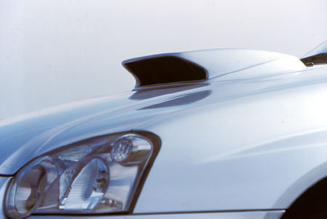 【スペック】WRX STi：全長×全幅×全高＝4415×1740×1425mm／ホイールベース＝2525mm／車両重量＝1440kg／駆動方式＝4WD／2リッター水平対向4DOHC16バルブターボ・インタークーラー付き（280ps／6000rpm、40.2kgm／4400rpm）／車両本体価格＝295.8万円