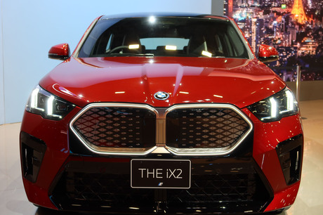 ジャパンモビリティショー2023のBMWブースには、これが世界初公開となる新型「X2」や電気自動車の「iX2」、...
