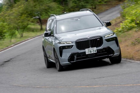 「BMW X7」がマイナーチェンジ。最新のBMW車らしくフロントまわりのインパクトが強烈だが、ラグジュアリーS...