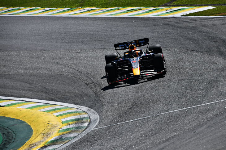 スプリントに次ぎレースでも危なげない走りで優勝したフェルスタッペン（写真）。金曜日の雨がらみの予選では真っ先にコースインしトップタイムをマークしてポールポジション獲得。今季11回目は自身年間最多となる。レースでは、赤旗中断からの再開直後にノリスに迫られるも、すぐさまペースを上げて突き放し、貫禄の今季17勝目を記録した。（Photo=Getty Images / Red Bull Content Pool）