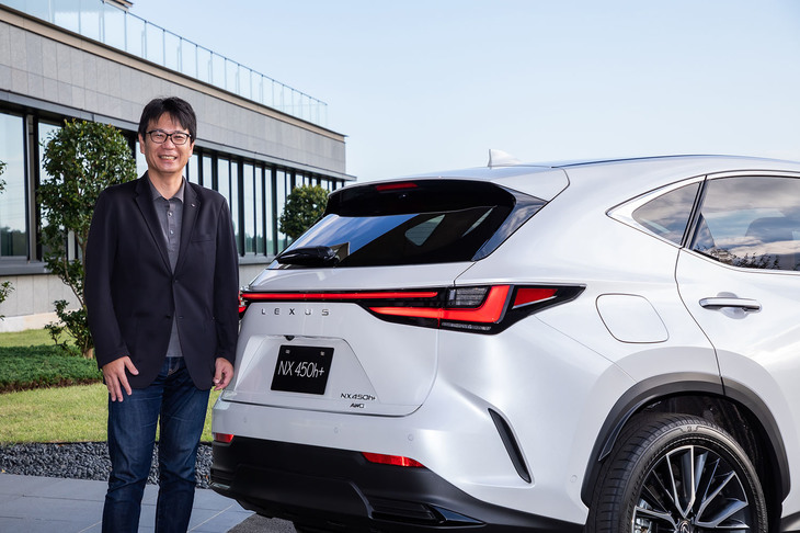 「新型『NX』からレクサスの次のチャプターが始まります。スピンドルグリルに代表されるエクステリアデザインだけでなく、コックピットデザインで用いた『Tazuna』コンセプトやパワートレイン、予防安全技術を拡大展開していきます」と語る加藤チーフエンジニア。走りについては「下山テストコースで徹底的に鍛え上げましたのでご期待ください」と自信をのぞかせた。